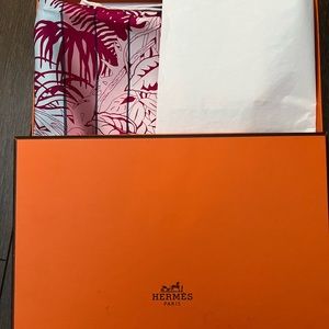 HERMES
SCARVES jungle love rainbow - H003369S scarf 90 cm
CONDITION: New